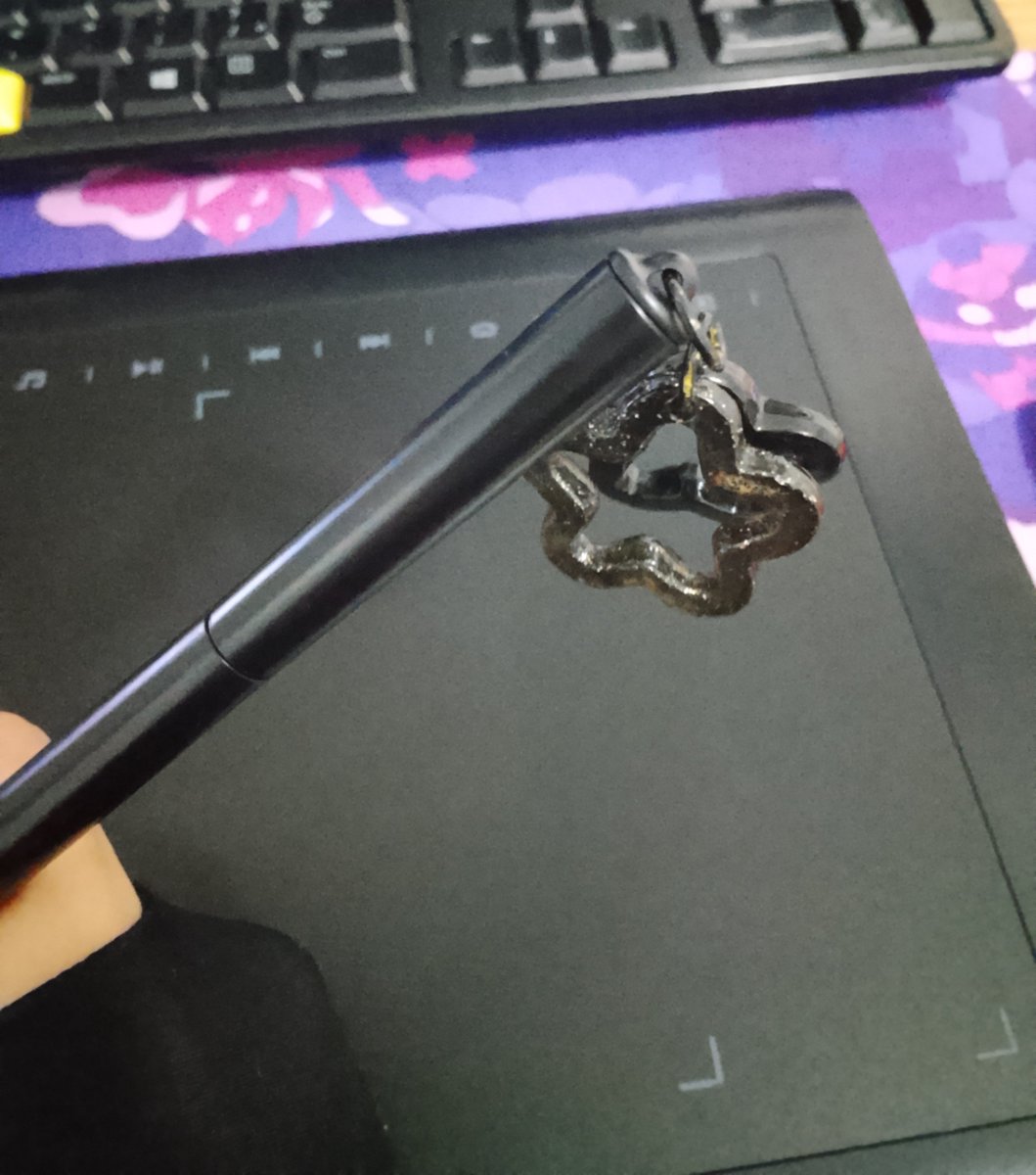 d3smodus__'s tweet photo. Amo desenhar na minha caneta com chaveirinho de estrela https://t.co/n9uOB3eLdW