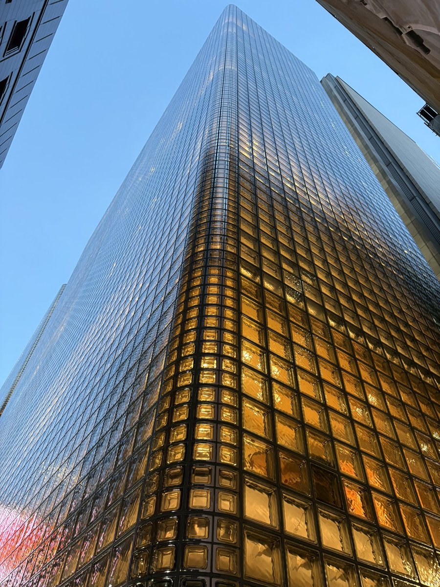 StreetNightLive's tweet photo. This building rules. https://t.co/Cn0EG04D9P
