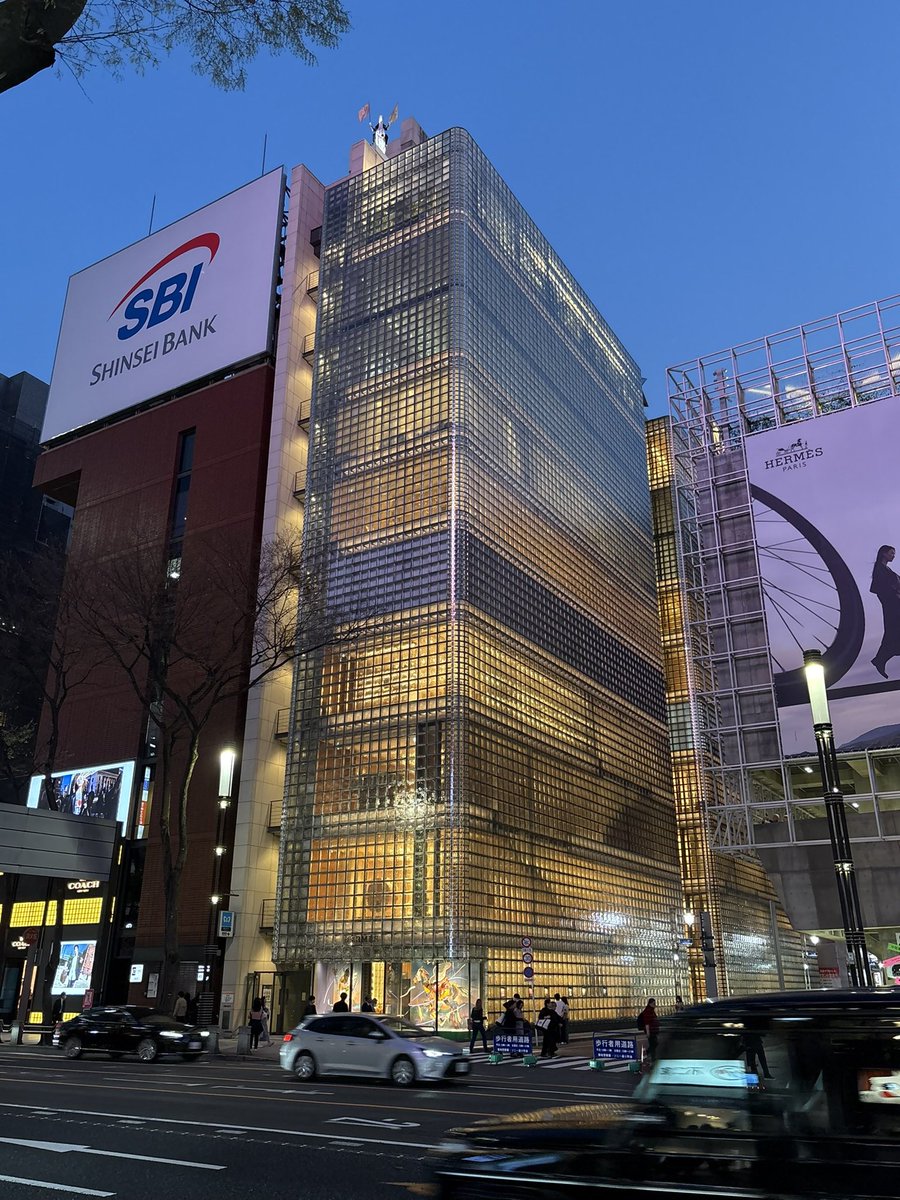 StreetNightLive's tweet photo. This building rules. https://t.co/Cn0EG04D9P