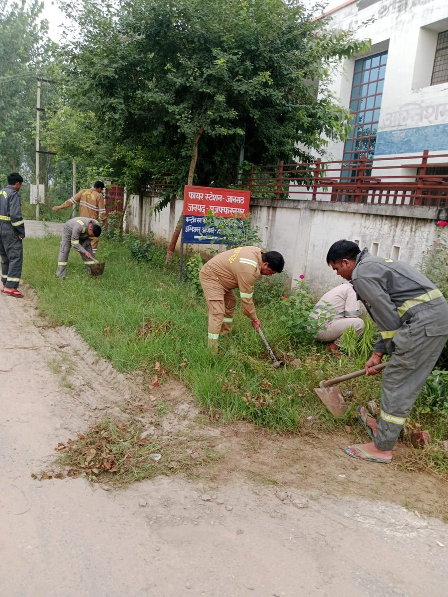 muzaffarnagfire's tweet photo. आज दिनांक 01.09.2026 को ADG महोदया, UPF&amp;ES के आदेशानुसार एवं CFO  मुजफ्फरनगर महोदय के निर्देशन में जनपद मुजफ्फरनगर के सभी फायर स्टेशनों  पर  उपस्थित कर्मियों को फ्लोटो पम्प बी.ए.सेट, व पोर्टेबुल पम्प के संचालन का प्रशिक्षण/अभ्यास कराया गया । https://t.co/AxeYqmuxAi