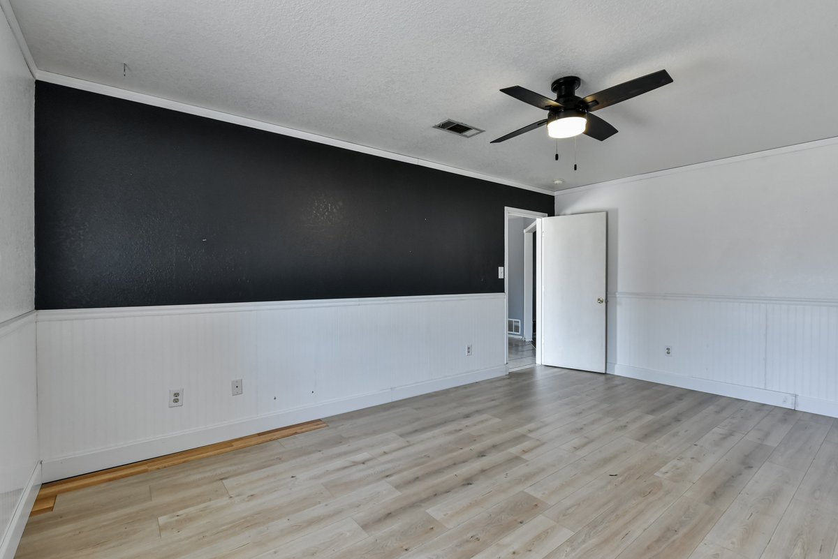 ShellysRealtors's tweet photo. PRICE IMPROVEMENT IN LONESOME DOVE

Finding an affordable home without giving up space or a convenient location just got easier. Originally offered at $209,900, this home is now available for $𝟏𝟗𝟗,𝟗𝟎𝟎.

What makes it stand out?

✅ 3 Bedrooms | 2 Bathrooms
✅ No HOA https://t.co/cNI8nAjqbv