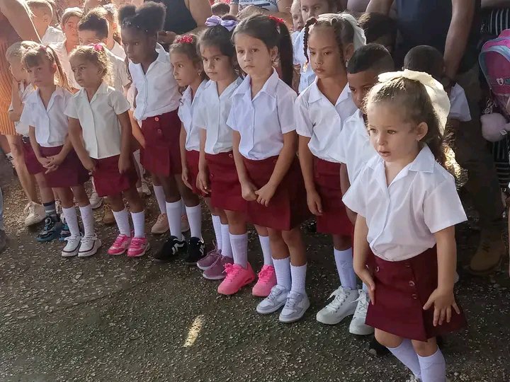 AnabelRamrezLp2's tweet photo. Celebramos en la Institución Educativa Mártires del Moncada acto municipal por el inicio del curso escolar 2026-2027 en #PorCiroRedondoTodo #CubaEstaFirme #CiegodeÁvila https://t.co/DgEJaTZsmn
