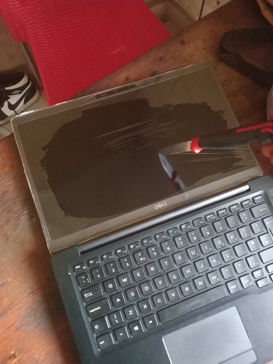 DestinyOsik's tweet photo. Guyyssssss I did it 😭😭😭

I accept congrats on my first laptop https://t.co/LySNlfOJw4