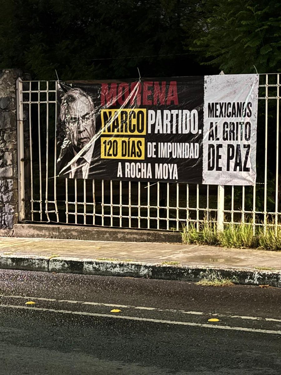 ADNQro's tweet photo. #PorSiNoLoViste Colocan mantas contra Rubén Rocha en Querétaro; advierten que van 4 meses de impunidad

Las mantas fueron firmadas por la asociación "Mexicanos al grito de paz" . 
👉 https://t.co/sU7pdYjl6X https://t.co/OGr37BybNG
