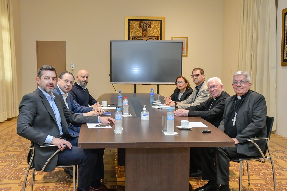 ViceParaguay's tweet photo. VP Alliana aborda con la Iglesia la situación de instituciones educativas católicas vulnerables

El vicepresidente de la República, @AllianaPedro, acompañado de autoridades del Ministerio de Educación y Ciencias (MEC), mantuvo una reunión con el Cardenal Adalberto Martínez y monseñor Ignacio Gogorza, Vicario Episcopal para la Educación Católica de la Arquidiócesis.

Durante el encuentro se abordaron temas relacionados con la educación y, en particular, la situación de 187 instituciones educativas católicas ubicadas en zonas vulnerables que actualmente cuentan con vacancias en cargos de dirección.

La reunión permitió analizar los desafíos del sector y avanzar en la búsqueda de respuestas que contribuyan a fortalecer la gestión de estas instituciones y garantizar mejores condiciones educativas para niños y jóvenes.