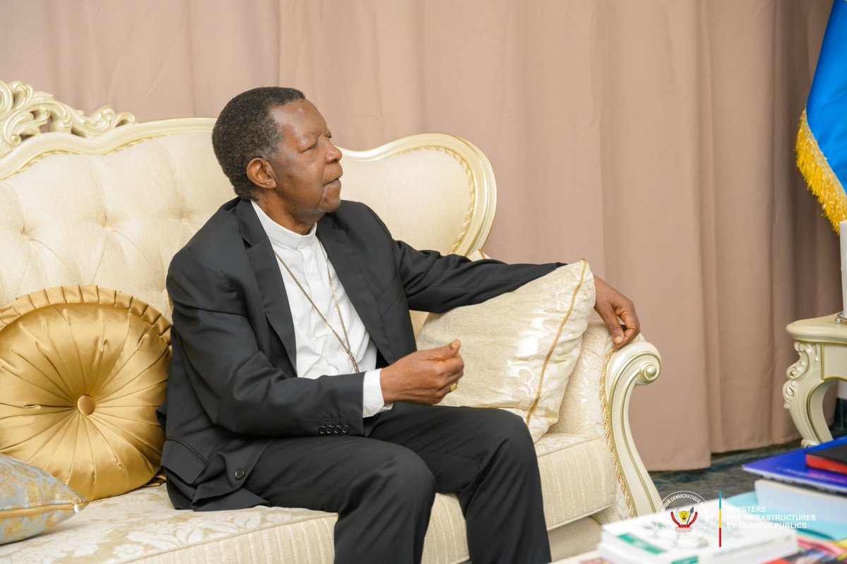 kamba82's tweet photo. Sankuru : L'action exemplaire du Gouvernement à Tshumbe saluée par Mgr #Nicolas #Djomo face au Ministre #John #Banza #Lunda
Kinshasa L'Évêque du diocèse de Tshumbe, Monseigneur Nicolas Djomo, a été reçu ce mardi 1er septembre 2026 par le Ministre des Infrastructures et Travaux Publics (ITPR), John Banza Lunda. L'objectif de cette audience était de transmettre directement la reconnaissance des habitants du territoire de Lubefu, dans la province du Sankuru, à la suite de l'intervention rapide du gouvernement face à une menace d'érosion critique.
La cité de Tshumbe hors de danger
Un gouffre érosif dévastateur, qui progressait depuis près de trois ans et menaçait de détruire des édifices essentiels tels que l'hôpital général et des établissements scolaires, est en train d'être neutralisé. L'aménagement d'un ouvrage clé le long de la rivière Lokombe a permis de bloquer l'avancée des eaux.
Une promesse tenue avec rapidité
Mgr Nicolas Djomo a salué le pragmatisme et la réactivité du Ministre John Banza Lunda, agissant sous l'impulsion du Chef de l'État Félix-Antoine Tshisekedi Tshilombo. Dès le premier cri d'alarme, le Ministère des ITPR avait pris la mesure du risque en classant ce dossier parmi les urgences nationales prioritaires.
« Le Ministre avait une parfaite maîtrise du dossier. Suivant les directives du Président de la République, un fonds d'urgence a été mobilisé. L'Office des Routes à Lodja a rapidement reçu les moyens d'agir, permettant un démarrage immédiat des travaux à la grande satisfaction d'une population impressionnée par la vitesse d'exécution », a affirmé le prélat au sortir de la rencontre.
Un soulagement général et un hommage attendu sur le terrain
L'efficacité coordonnée du @MinITP_RDC et de la Présidence a permis d'éviter un drame humanitaire et structurel dans cette région du Sankuru. En signe de gratitude, la population locale, par la voix de son Évêque, invite chaleureusement le Ministre John Banza Lunda à se rendre sur place pour constater l'impact des travaux et recevoir les remerciements des habitants.
À travers cette intervention rapide et efficace, le Ministère des ITPR confirme sa capacité à répondre promptement aux urgences environnementales sur l'ensemble du territoire national.
CELLCOM MIN ITP