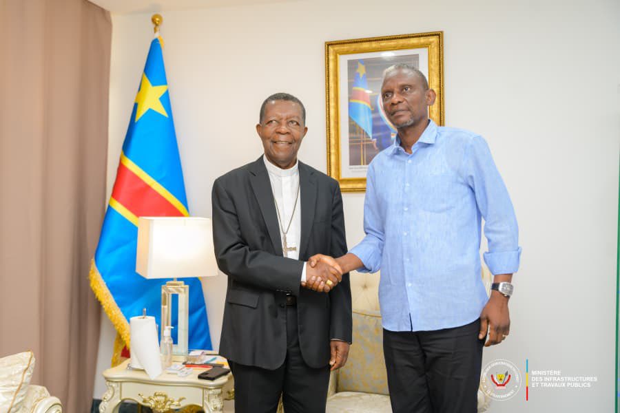 kamba82's tweet photo. Sankuru : L'action exemplaire du Gouvernement à Tshumbe saluée par Mgr #Nicolas #Djomo face au Ministre #John #Banza #Lunda
Kinshasa L'Évêque du diocèse de Tshumbe, Monseigneur Nicolas Djomo, a été reçu ce mardi 1er septembre 2026 par le Ministre des Infrastructures et Travaux Publics (ITPR), John Banza Lunda. L'objectif de cette audience était de transmettre directement la reconnaissance des habitants du territoire de Lubefu, dans la province du Sankuru, à la suite de l'intervention rapide du gouvernement face à une menace d'érosion critique.
La cité de Tshumbe hors de danger
Un gouffre érosif dévastateur, qui progressait depuis près de trois ans et menaçait de détruire des édifices essentiels tels que l'hôpital général et des établissements scolaires, est en train d'être neutralisé. L'aménagement d'un ouvrage clé le long de la rivière Lokombe a permis de bloquer l'avancée des eaux.
Une promesse tenue avec rapidité
Mgr Nicolas Djomo a salué le pragmatisme et la réactivité du Ministre John Banza Lunda, agissant sous l'impulsion du Chef de l'État Félix-Antoine Tshisekedi Tshilombo. Dès le premier cri d'alarme, le Ministère des ITPR avait pris la mesure du risque en classant ce dossier parmi les urgences nationales prioritaires.
« Le Ministre avait une parfaite maîtrise du dossier. Suivant les directives du Président de la République, un fonds d'urgence a été mobilisé. L'Office des Routes à Lodja a rapidement reçu les moyens d'agir, permettant un démarrage immédiat des travaux à la grande satisfaction d'une population impressionnée par la vitesse d'exécution », a affirmé le prélat au sortir de la rencontre.
Un soulagement général et un hommage attendu sur le terrain
L'efficacité coordonnée du @MinITP_RDC et de la Présidence a permis d'éviter un drame humanitaire et structurel dans cette région du Sankuru. En signe de gratitude, la population locale, par la voix de son Évêque, invite chaleureusement le Ministre John Banza Lunda à se rendre sur place pour constater l'impact des travaux et recevoir les remerciements des habitants.
À travers cette intervention rapide et efficace, le Ministère des ITPR confirme sa capacité à répondre promptement aux urgences environnementales sur l'ensemble du territoire national.
CELLCOM MIN ITP