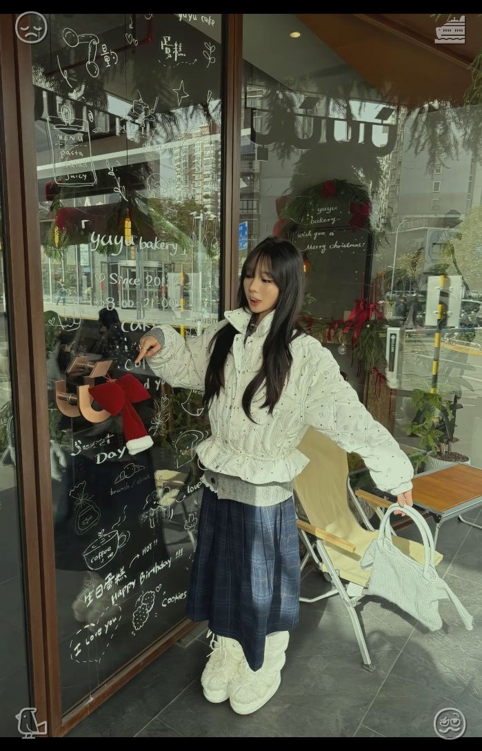 ChuFight's tweet photo. 🍂 Autumn Stroll 

The season of autumn painted everything in warm gold. She settled onto a wooden bench, snapping pictures of her ensemble against the backdrop of the changing scenery. She shared a snapshot online, adding a note about savoring the crisp spring-like air and ro https://t.co/Pq9kIub5jS
