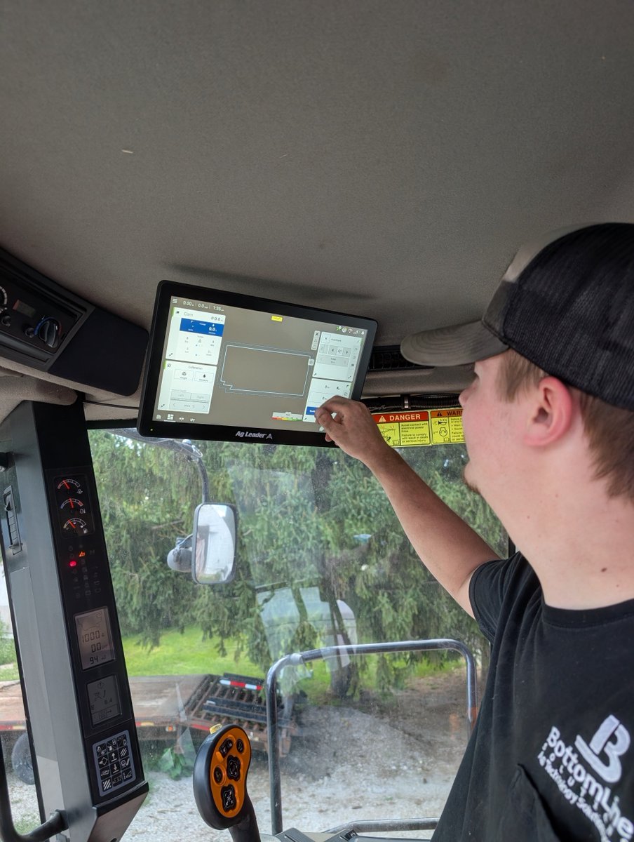 BottomLineSolu1's tweet photo. 🚜 Out with the old, in with the new!
Colson and Andy from BottomLine Solutions were back at it, upgrading a Case IH 7088 combine by removing the factory Pro 600 yield monitoring system and installing an Ag Leader InCommand Go 16 with Yield Monitoring and SteadySteer. https://t.co/A3KWpEEGfc