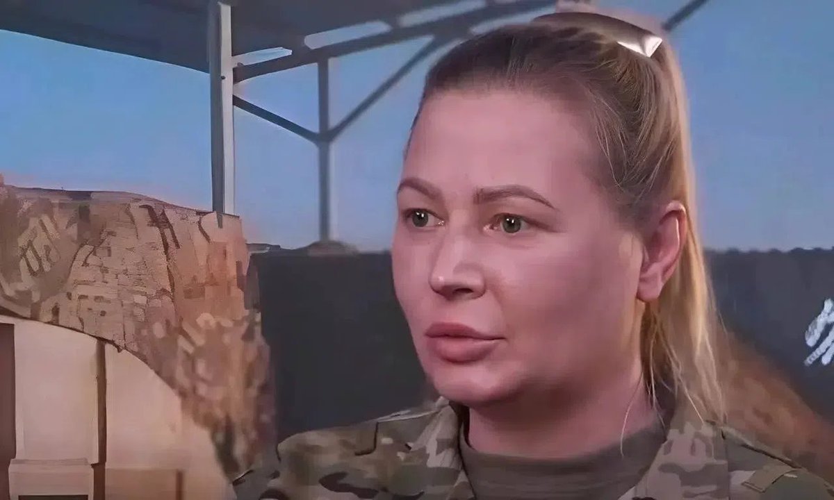 Perimetr123's tweet photo. Медик с пулемётом в руках отбила атаку ВСУ и спасла раненых бойцов 👏🏻

Чтобы спасти раненых товарищей, полевой медик с позывным «Солнце» встала за пулемёт и продолжила ожесточённое сопротивление наступающим боевикам. 

Хоть ей и было страшно — ведь она впервые взяла в руки оружие, — она держала оборону, пока не эвакуировали раненых.

В тот день Солнце доказала, что её оружие — не только аптечка, но и пулемёт. Низкий поклон этой смелой женщине! 🇷🇺