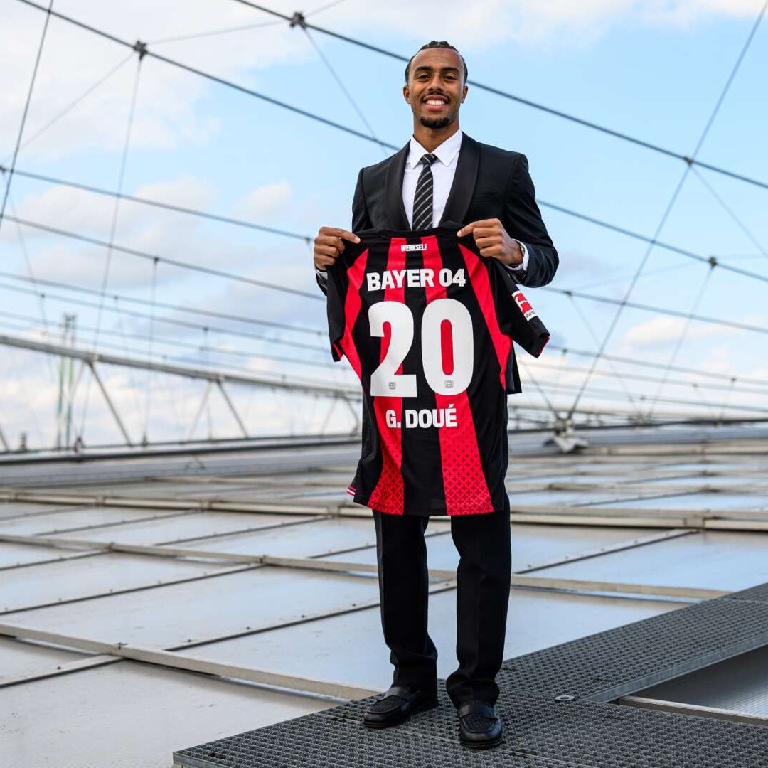 _BeFootball's tweet photo. 🚨🚨 OFFICIEL ! GUELA DOUÉ 🇨🇮 QUITTE STRASBOURG ET REJOINT LE BAYER LEVERKUSEN !!!!! ❤️🖤

MONTANT : 30 M€ + bonus. 💰 

Encore un départ de taille au Racing. 👋 https://t.co/GKfFMjEOxX