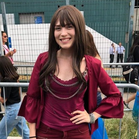 poptime's tweet photo. Bianca Gil, cover de Demi Lovato, é EXPOSTA por fãs, após RECLAMAR que o fandom oficial da cantora participou de evento do Governo Lula sobre cambistas e gratuidade de água em eventos. https://t.co/h4Zos84trN