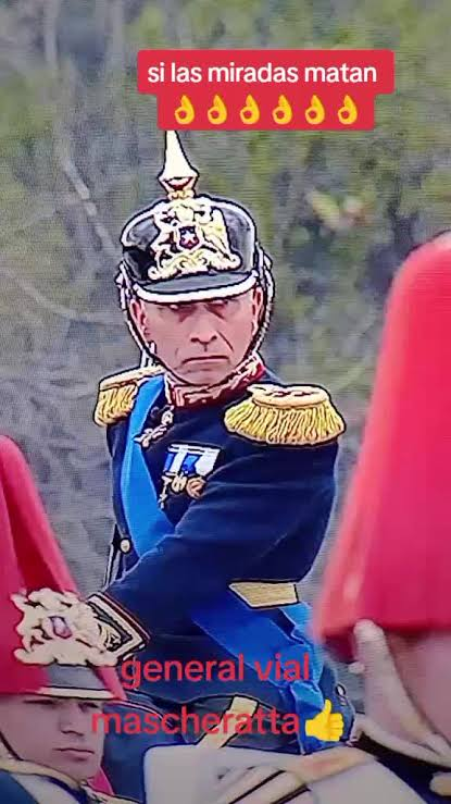 Yo_klaudiusz's tweet photo. La gente votó por este solo porque miró feo al Presidente Boric (desfile)

pero es un ignorante de mierda y fanático sectario... https://t.co/neXTwY70J9