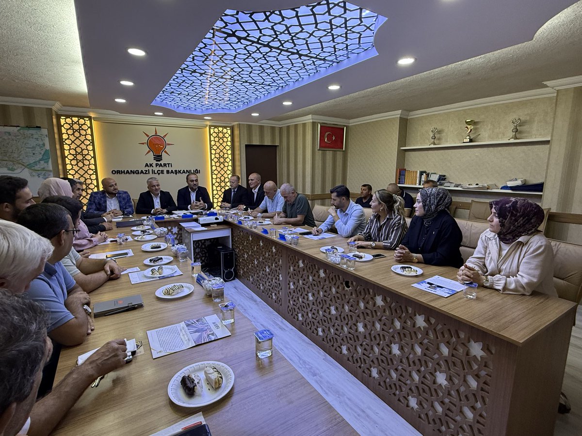ayhan_salman's tweet photo. 📍 Orhangazi

AK Parti Orhangazi İlçe Başkanlığımızın Haftalık Olağan Yönetim Kurulu Toplantısına katılarak, İlçe Başkanımız Sn. Gökhan Ulusu ve dava arkadaşlarımızla bir araya geldik.

Orhangazi’miz ve Bursa’mız için yürüttüğümüz çalışmalar üzerine istişarelerde bulunduk.

Cumhurbaşkanımız Sn. Recep Tayyip Erdoğan’ın liderliğinde, #TürkiyeYüzyılı hedeflerimiz doğrultusunda azim ve kararlılıkla çalışmaya devam ediyoruz.

Toplantımız hayırlara vesile olsun.