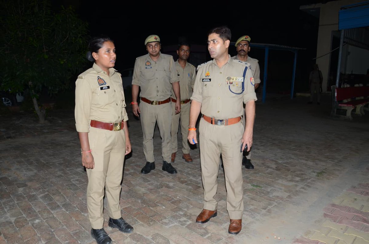baghpatpolice's tweet photo. #baghpatpolice
अपर पुलिस अधीक्षक बागपत द्वारा थाना बालैनी का आकस्मिक निरीक्षण किया गया। निरीक्षण के दौरान थाना कार्यालय, अभिलेखों के रखरखाव, जनसुनवाई डेस्क, मिशन शक्ति केन्द्र, साइबर हेल्प डेस्क, हवालात मर्दाना एवं पहरा ड्यूटी आदि का निरीक्षण कर व्यवस्थाओं का जायजा लिया गया तथा सम्बन्धित को आवश्यक दिशा-निर्देश दिए गए।
@Uppolice