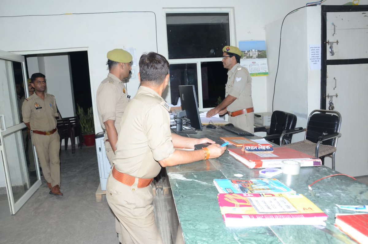 baghpatpolice's tweet photo. #baghpatpolice
अपर पुलिस अधीक्षक बागपत द्वारा थाना बालैनी का आकस्मिक निरीक्षण किया गया। निरीक्षण के दौरान थाना कार्यालय, अभिलेखों के रखरखाव, जनसुनवाई डेस्क, मिशन शक्ति केन्द्र, साइबर हेल्प डेस्क, हवालात मर्दाना एवं पहरा ड्यूटी आदि का निरीक्षण कर व्यवस्थाओं का जायजा लिया गया तथा सम्बन्धित को आवश्यक दिशा-निर्देश दिए गए।
@Uppolice