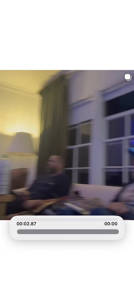 LanasChart's tweet photo. On the right side of the screen, in a fraction of 1 second we can see Lana with the same look of February 12. The video in the studio is from February😭The album has really been finished and must have been completed in one of the Electric Lady rooms in NYC. https://t.co/HTYpujg0tu