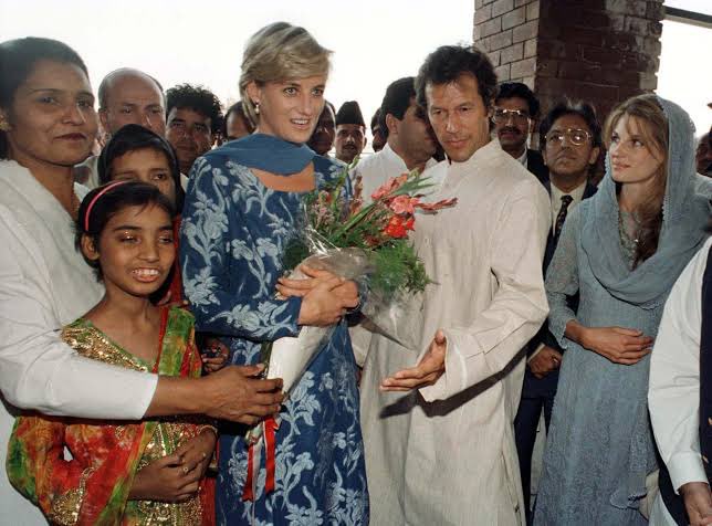 Readynlz's tweet photo. @ImranKhanPTI
If you genuinely believe in human rights, equality, freedom of speech and social welfare, how do you reconcile those values with such strong hostility toward Imran Khan? His governments launched major initiatives in social protection, healthcare, education and environmental conservation. You can disagree with his politics or criticize his record, but why does supporting his rights and democratic mandate seem incompatible with the values many liberals and feminists claim to uphold? Is there an ideological reason I’m missing????