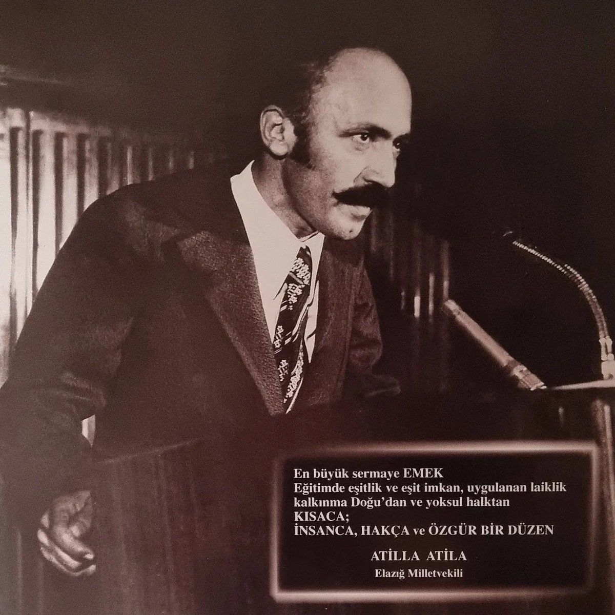 EsberAtila's tweet photo. “Özlediğine sarılabilen insanlar çok şanslılar.”

Bugün 25 yıl. Çayrek asır geçti ama hasretin dinmedi. Sevgiyle, saygıyla, rahmetle ve derin bir minnetle anıyorum seni babam.
En büyük sermayen emekti. Eğitimde eşitlik, laiklik, Doğu’nun ve yoksul halkın kalkınması.
İnsanca, hakça ve özgür bir düzen hayali… #Elazığ’ın sesi, halkın vicdanı oldun. Kürsüde söylediğin her söz, yüreğinde taşıdığın her ilke hala dimdik ayakta.
Sen gittin ama bıraktığın iz silinmedi.
Ben o sesi, o duruşu, o güveni, o babacan tebessümü çok özlüyorum.
Her 1 Eylül’de yüreğimde aynı acı.
Allah mekanını Cennet eylesin babam. Ruhun şad olsun.
Seni çok özledim…
#AtillaAtila
#1Eylül2001