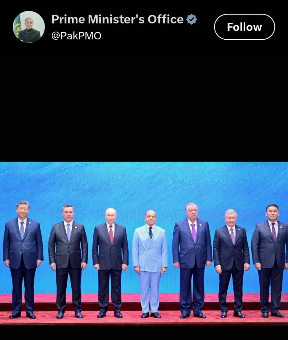 SarcasticHarper's tweet photo. @muzamil_45 Looks like DGISPR edited the photo to prove phrase like its a center of gravity u know🤣🤣🤣 https://t.co/AAtKvKWZq1