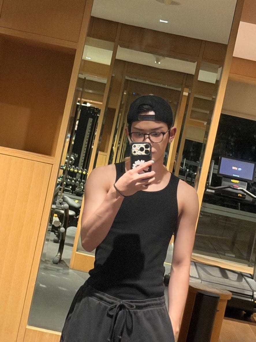 npomvtt's tweet photo. Ninguém vai parar ele! Harua (&TEAM) respondendo pessoas que estão pedindo para ele parar de treinar (fazer musculação). 

Eu não sou o tipo de homem que desiste só porque me dizem para parar 🤣
Por isso, só de falar já é inútil.
É que tem muita gente me dizendo para parar de treinar.
Digo logo "é inútil~"
kkkk
Se for para dizer algo, prefiro que não diga esse tipo de coisa.
Ver a minha dedicação...
Ficaria feliz se os LUNÉ de alguma forma ganhassem forças com isso também!
Em breve o Belluna e o comeback.
Quero ganhar resistência para fazer os shows sem perder para o calor.
Vamos dar o nosso melhor no comeback também, fighting!