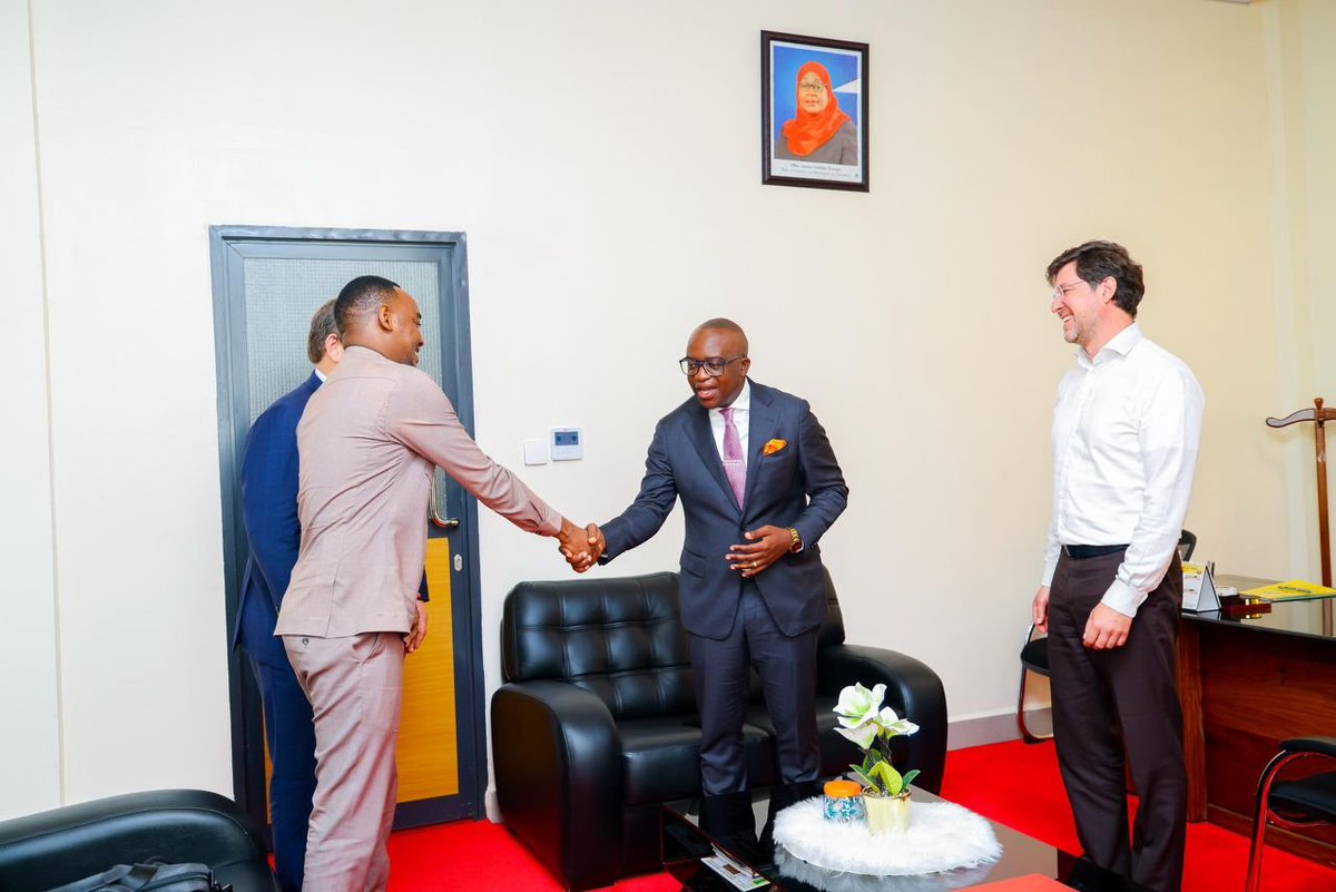MadiniTanzania's tweet photo. Leo 01 September 2026, Waziri wa Madini Mhe. Anthony Peter Mavunde (MB) amekutana na wakurugeni wa Kampuni ya Mantra Tanzania Limited mjini Dodoma kujadili maendeleo ya mradi wa mto Mkuju unaojihusisha na uchimbaji wa madini ya urani wilayani Namtumbo,Ruvuma.

Akiongoza ujumbe huo Bw. Vladislav Shulga amesema kuwa kampuni ya Mantra Tanzania Limited ipo tayari kuendelea na  ujenzi wa mradi huo mkubwa wa kipekee Tanzania na Afrika mapema iwezekanavyo ndani mapema Oktoba 2026 mwaka huu baada ya kuzinduliwa mtambo mdogo wa uchakataji wa Urani mwaka jana 2025.

Akizungumza katika mkutano huo,Waziri wa Madini Mh. Anthony Mavunde ameitaka Kampuninya Mantra kuhakikisha hatua za uendelezaji mradi zinaendelea kwa kasi kubwa na  pia ameuhakikishia uongozi wa Mantra Tanzania kuwa wataendelea kupata msaada wa serikali katika kila hatua ili kuhakikisha mradi huu unasonga mbele na kuanza uzalishaji ifikapo 2029.

Pichani ni Meneja Uendelevu wa kampuni ya Mantra Bw. Majani Moremi Wambura, kulia kwake ni mwenyekiti wa bodi ya wakurugenzi Bw Vladislav Shulga, na Mjumbe wa Bodi hiyo Bw. Aleksandr Ryabchenko
