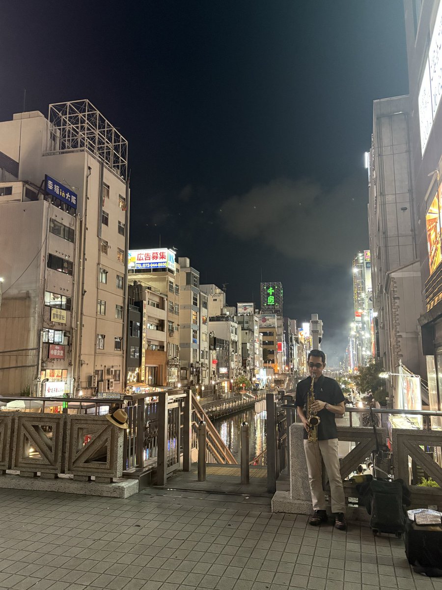 ORiSu612's tweet photo. 継続15日目！
今日はサックスを吹いてる方がいてジブリの曲をリクエストしちゃいました〜
最高でした！！
ありがとうございました！

#路上ライブ 
#ウォーキング 
#道頓堀 
#難波 
#大阪 https://t.co/C7feNuKJwE