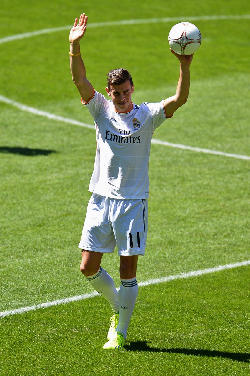 LigadeCampeones's tweet photo. 📆 @GarethBale11 fue presentado en el Bernabéu #TalDíaComoHoy en 2013 ✍️ 

#UCL https://t.co/TKyBpwQPB2