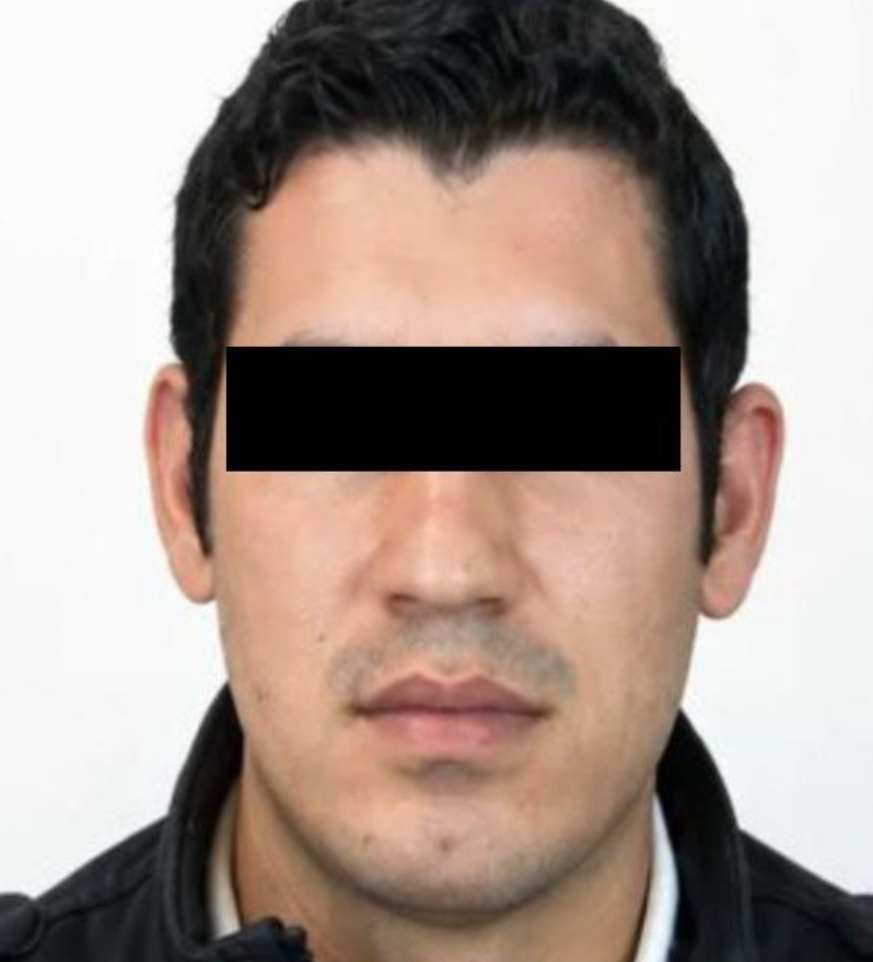 vhmichel's tweet photo. Riesgo Razonable (flash)

La filosofía parece ser sencilla: nunca más un Mencho, un Mayo o un Chapo. En esencia, los capos viejos se están acabando y los jóvenes no están terminando de madurar. La muerte del R5 a manos del Ejército es el ejemplo más reciente de un fenómeno sumamente importante: el tiempo de vida útil de los líderes criminales se está acortando ante la presión sostenida que ejercen los gobiernos de México y Estados Unidos.

Más allá del discurso político para las gradas MAGA y 4T, los gobiernos de ambos países han logrado articular una de las campañas más exitosas de degradación de las organizaciones del narco mexicano de las que se tenga recuerdo. Sospecho que 2025 y 2026 pasarán a la historia como puntos de inflexión en los que se terminó de desechar el desastre estratégico del lopezobradorismo para dar paso a una estrategia binacional con resultados inéditos.

En especial, parece estar teniendo éxito una estrategia de descabezamiento quirúrgico en la que participa la Joint Interagency Task Force–Counter Cartel, dirigida por el general de brigada Maurizio D. Calabrese. La fuerza estadounidense aporta inteligencia para distintas operaciones antinarco, como en la que murió El Mencho, sin dejar de lado, por supuesto, el papel central que juegan el Ejército, la Marina, la Guardia Nacional y el CNI.

Calabrese, vale destacar, tiene experiencia en labores de inteligencia y contraterrorismo en Irak, Kuwait y Qatar, incluida la campaña contra el Estado Islámico, al que ayudó a decapitar mediante aniquilaciones selectivas. La fuerza que dirige busca trasladar parte de esa experiencia al mapeo, desarticulación y debilitamiento de las redes de los cárteles. Geografía es destino, por cierto: el JITF-CC opera desde la base aérea Davis-Monthan en Tucson, Arizona, muy cerca de la frontera con México.

Van algunos ejemplos que apuntan a que ambos gobiernos, el mexicano y el estadounidense, están tratando —y logrando— impedir la consolidación de nuevos liderazgos criminales:

*El Jardinero, Audias Flores Silva. Fue detenido el 27 de abril de 2026, apenas dos meses después de la muerte de El Mencho, cuando ya era señalado como uno de sus posibles sucesores al frente del CJNG.

*El M4, José Guadalupe Ahumada Villegas. Fue detenido en julio de 2026, menos de tres meses después de la captura de El Jardinero, cuando comenzaba a ocupar un lugar relevante dentro de la estructura criminal.

*La Rocka, José Rogelio Alonso Rodríguez, presunto operador y jefe de plaza de Los Chapitos en Nuevo León; El 200, Kevin Alonso Gil Acosta, responsable de la seguridad de Iván Archivaldo Guzmán; El Gangoso, jefe de una célula de Los Mayos, y El Nexs, operador del CJNG vinculado con la extorsión. Todos fueron capturados durante 2025, cuando empezaban a adquirir mayor notoriedad pública.

*El R1, Ramón Ángel Álvarez Ayala, uno de los principales operadores del CJNG en Michoacán y señalado como autor intelectual del asesinato de Carlos Manzo, fue detenido en julio de 2026, cinco meses después de la muerte de El Mencho.

Y eso nos llega al caso más reciente. Luis Enrique Barragán Chávez, alias El Güicho, El Wicho o R5, formaba parte de una de las generaciones más jóvenes en tratar de hacer su camino en el narco. 
Su dirigencia al frente del Cártel de Los Reyes no duró siquiera un mes. Había asumido el control después de la detención de Alfonso N., El Poncho o Quiringua, ocurrida el 1 de agosto. Murió la noche del 30 de agosto durante una operación del Ejército y la Guardia Nacional en Tocumbo, Michoacán.

Aunque el efecto parece positivo, el camino todavía es largo. La detención o el abatimiento continuo de mandos medios y superiores puede provocar que cada generación llegue al cargo menos preparada, con menos contactos políticos y menor capacidad para dirigir organizaciones nacionales.

Eso no significa necesariamente menos violencia puesto que los nuevos mandos todavía tienen que legitimarse frente a propios y extraños y suelen hacerlo por la vía de las armas. El resultado puede ser paradójico: organizaciones menos poderosas, pero células más numerosas, impredecibles y violentas, aunque también mucho más vulnerables a decapitación.

En esencia, lo que parece ir en descenso no es necesariamente la peligrosidad inmediata de cada célula, sino su capacidad para construir liderazgos duraderos, redes políticas y estructuras criminales de alcance nacional.

Un poco menos de conocimientos, contactos y capacidades. Un poco menos de poder. Cada relevo será, en ese sentido, un poco menos capo que el anterior.