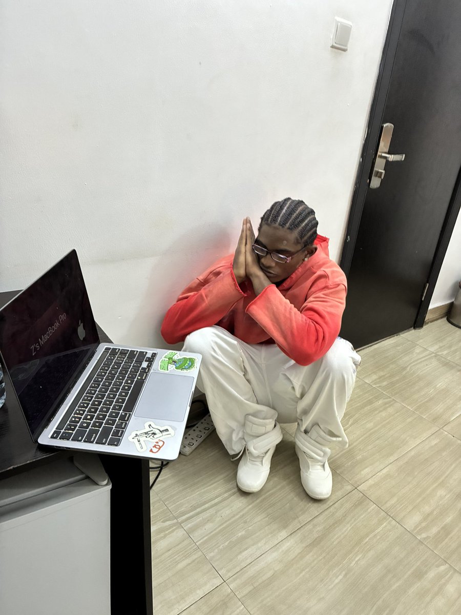 zenunivrse's tweet photo. #flowstate at 1m on spotify 🤍 https://t.co/1OV5h8ikZr