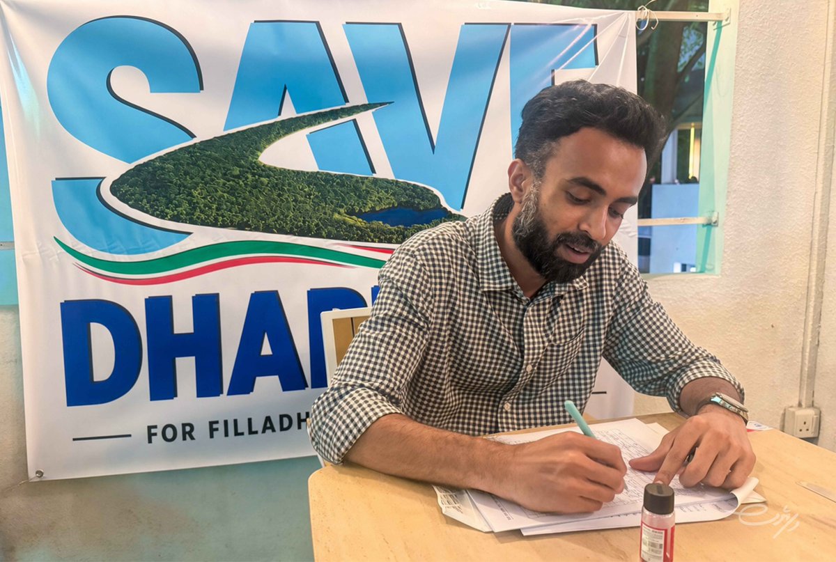 fiyesonline's tweet photo. ހއ. ދައްޕަރުގެ ލޭންޑްޔޫސްޕްލޭންގައި ޓޫރިޒަމަށް ކަނޑައަޅާފައި ނުވާ ބިމެއް، 50 އަހަރަށް ކުއްޔަށް ދިނުމަށް ހުޅުވާލާފައިވާ ބީލަމާ ދެކޮޅަށް ނުރުހުންފާލުކޮށް އެ ބީލަން އުވާލުމަށް ގޮވާލާ ފިއްލަދޫ ރައްޔިތުން ޕެޓިޝަނެއްގައި ސޮއިކުރުން ކުރިއަށްގެންދަނީ
ޤާނޫނީ އިޖުރާޢަތްތައް ފުރިހަމަނުކޮށް ދައްޕަރުގެ ދެބައިކުޅަ އެއްބައި ދިގުމުއްދަތަށް ކުއްޔަށް ދިނުމަކީ އަންނަންއޮތް ޖީލުތަކަށް ވެވޭ ބޭއިންސާފެއް ކަމަށް އެރަށު ރައްޔިތުން ބުނޭ