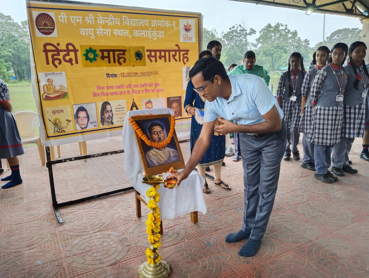 KV1KKD's tweet photo. हिंदी माह (मास) का शुभ शुभारंभ! 📚✨
​"निज भाषा उन्नति अहै, सब उन्नति को मूल।"
​आज 1 सितंबर को हमारे विद्यालय में 'हिंदी माह' का भव्य उद्घाटन समारोह अत्यंत उत्साह और गरिमा के साथ संपन्न हुआ। आइए, मिलकर अपनी मातृभाषा का सम्मान करें और इसे समृद्ध बनाएं!
#हिंदीमाह #हिंदीदिवस2026 https://t.co/Vc9qEKa510