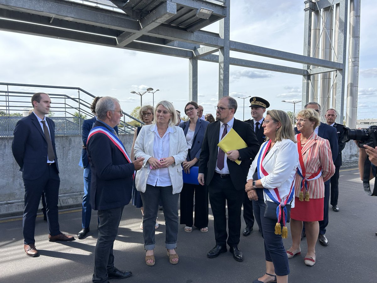 stephanie_rist's tweet photo. À Nevers, investir dans l’hôpital, c’est améliorer concrètement l’accès aux soins des habitants de tout un territoire.

Au centre hospitalier, j’ai rencontré aujourd’hui les équipes des urgences, qui accueillent plus 33 000 patients chaque année.

Face à cette activité en forte augmentation, près de 13 M€ sont mobilisés par l’État pour rénover et agrandir le service. 

Un investissement majeur pour améliorer l’accueil et la prise en charge des patients, mais aussi les conditions de travail des professionnels.

Au-delà des murs, nous devons aussi répondre au défi de l’attractivité médicale dans la Nièvre. Cela passe par plus de  coopération entre les établissements du territoire, mais aussi et surtout par une augmentation durable du nombre de professionnels de santé implantés. La hausse du nombre d’internes et le déploiement de la 4eme année de medecine générale vont y contribuer dès cet automne 

Investir, attirer, coopérer ! c’est ainsi que nous renforcerons durablement l’accès aux soins dans la Nièvre.