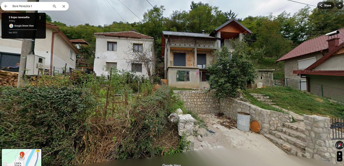 gazzdra's tweet photo. @majstors Pola u prizemlju, pola na spratu. Kad glasači nisu besni kuća nije tesna. https://t.co/ch0zW2PdDL
