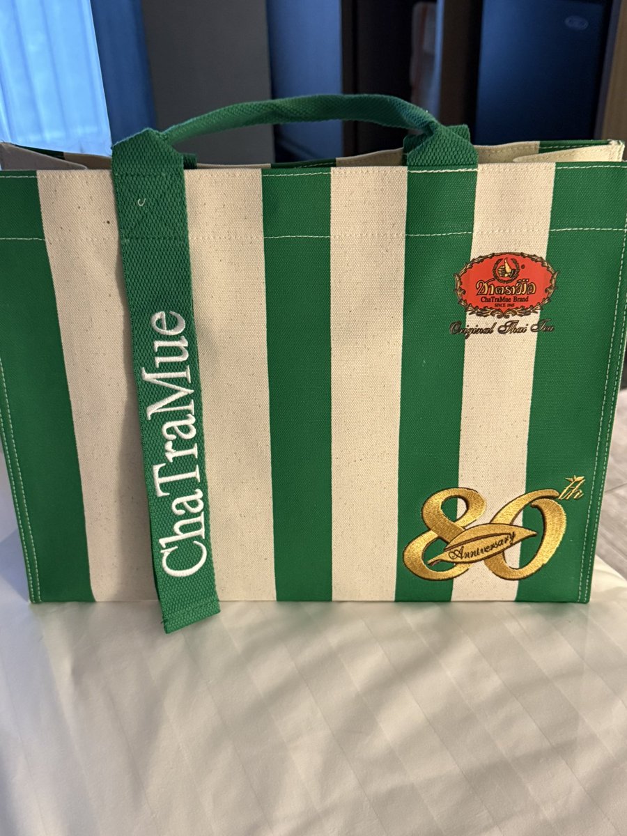 kai_toshie's tweet photo. 自分へのご褒美🎁(バンコク行くたびに1つは買うことにしてる)
① この所はまってるタイ数字の⌚️
② チャトラムーのトートバッグ
チャトラムーと言えば赤のイメージだけど、Babiiとしてはやっぱり緑を選んでしまうわけで…笑 (Tシャツとエコバッグも買ってしまった)
#MINIMALBKKWACTH #ChaTraMue https://t.co/vIcErkzZho