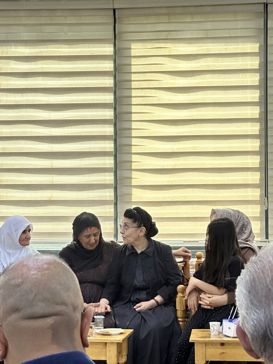 BERATZ2134's tweet photo. Bizim kültürümüzde taziye, acıyı paylaşmanın ve zor günde birbirinin yanında olmanın en kadim yollarından biridir. 

Güran ailesi olarak ne yazık ki kendi taziyemizi kurup başsağlığı dileklerini kabul etme imkânımız olmadı. 

Bugün ise ailece Leyla Zana’nın eşi Mehdi Zana’nın taziyesine giderek, yaşadığımız acının içinde onun acısını da paylaşmak istedik. 

Kendi eşinin acısını yüreğinde taşıdığı böylesi ağır bir günde, Leyla Zana’nın bizleri karşılayıp yaşadığımız zulmü, uğradığımız haksızlıkları ve çektiğimiz acıları sorması bizleri derinden etkiledi. Kendi acısının içinde bile bizim derdimizi önemsemesi, yüreğinin ne kadar büyük olduğunu gösterdi.

Koca yürekli kadın… İnsan, kendi acısının en derin yerinde bile başkasının acısını görebiliyorsa, işte gerçek insanlık budur. Allah senden razı olsun Leyla Zana. Gösterdiğin bu duyarlılığı ve güzel yüreğini unutmayacağız.

Merhum Mehdi Zana’ya Allah’tan rahmet; başta Leyla Zana olmak üzere tüm ailesine ve sevenlerine sabır diliyoruz. 

Allah,Narin’in ailesi olan bizlere de kendi taziyemizi kuracağımız günü göstersin.