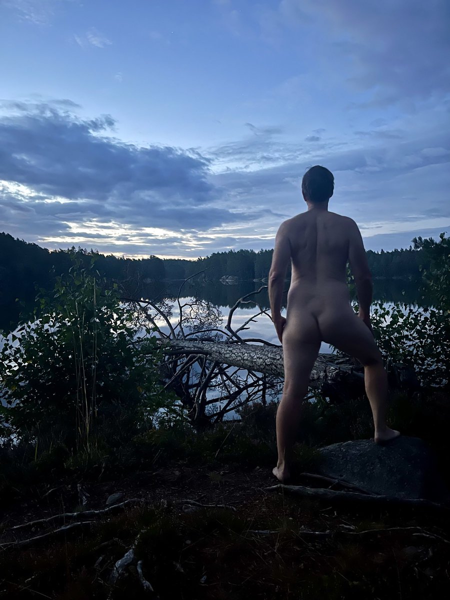 tom_art_model's tweet photo. Autumn 🍂 dusk is coming early 
#autumn #dusk #evening #nudity #artmodel #lifedrawing #krokimodell #konstmodell #walk #hike #nudehiking #nakedman #nudemale #freedom #freespirit #nature #naturelover #nakedinnature #nackt #nue #naken #wildswim #nakenbad #skinnydip #lake #forest https://t.co/1B5hhiVgkF