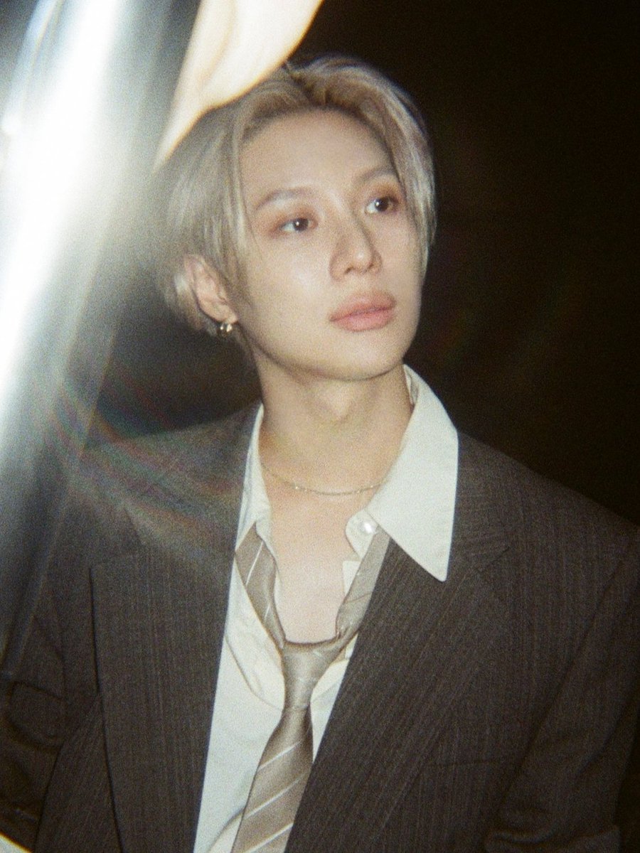 npomvtt's tweet photo. Taemin do SHINee sobre a padronização dos conceitos na indústria do Kpop atual:

"Ultimamente, sinto que a indústria do Kpop está muito menos diversa do que costumava ser, e isso é compreensível: se você quer ser amado pelo público, é tentador oferecer mais daquilo que eles já gostam. Basta olhar as redes sociais: quando um certo tipo de conteúdo viraliza, mais criadores seguem o exemplo e produzem conteúdos semelhantes. Mas, justamente por isso, muita coisa hoje em dia tem visual e sonoridade muito parecidos."