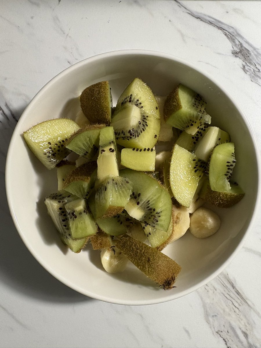 mimesadored's tweet photo. banana and kiwi 215cals https://t.co/WKzzV9n2Qq