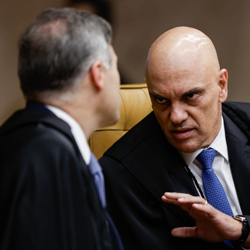 republiqueBRA's tweet photo. 🚨 🥊 BRIGA! Alexandre de Moraes e André Mendonça batem boca e quase partem para agressões físicas no STF; discussão ocorreu após Moraes descobrir que Mendonça determinou à PF o aprofundamento das investigações que revelaram conversas entre o ministro e Daniel Vorcaro. https://t.co/D9pzEe2Tiu