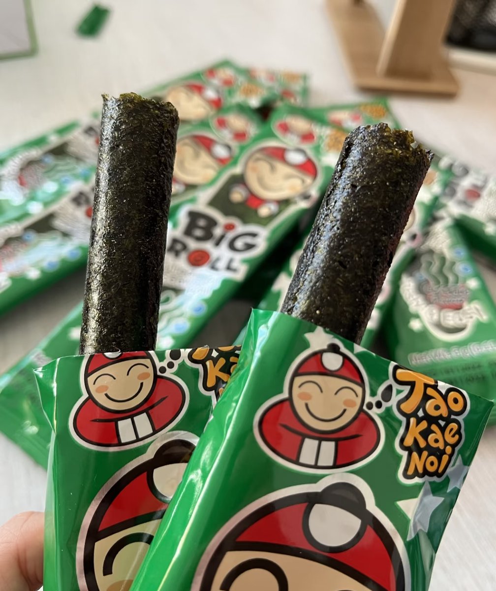 aurore_scarab's tweet photo. Just shared a bag of crispy seaweed snacks with my desk mate—best mid-afternoon pick-me-up ever! No regret on this tasty small win https://t.co/kA6Vs4fxPp