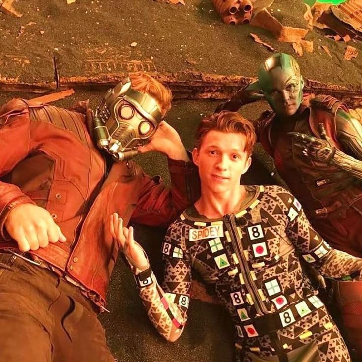 cinevampz's tweet photo. I love marvel bts photos so much❤️‍🩹 https://t.co/vkRjs2wJiF