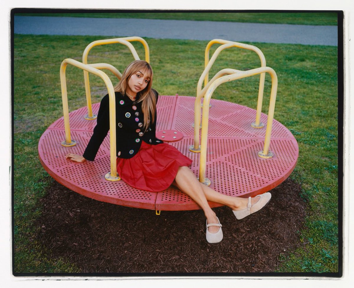 pantheressluv's tweet photo. pinkpantheress x ugg 🩰 https://t.co/kboLFXW1Qh