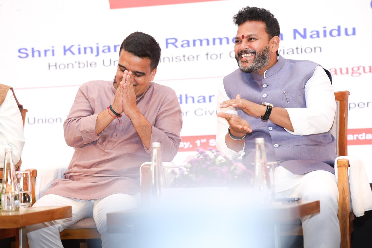 sanghaviharsh's tweet photo. ગુજરાતની આંતરરાષ્ટ્રીય કનેક્ટિવિટી ક્ષેત્રે નવી ક્રાંતિ સાથે “હબ એન્ડ સ્પોક” મોડેલનો શુભારંભ !

🛫 માનનીય મુખ્યમંત્રી શ્રી @Bhupendrapbjp જી, કેન્દ્રીય નાગરિક ઉડ્ડયન મંત્રી શ્રી @RamMNK જીની ઉપસ્થિતિમાં અમદાવાદના સરદાર વલ્લભભાઈ પટેલ આંતરરાષ્ટ્રીય એરપોર્ટ (SVPI) ખાતે ભારત સરકારના નાગરિક ઉડ્ડયન મંત્રાલય દ્વારા “હબ એન્ડ સ્પોક” મોડેલનો પ્રારંભ કરવામાં આવ્યો.

🛫 વારાણસી અને અમૃતસર બાદ આજે અમદાવાદ દેશનું ત્રીજું અને પશ્ચિમ ભારતનું પ્રથમ 'સ્પોક' એરપોર્ટ બન્યું છે. 

🛫 આંતરરાષ્ટ્રીય મુસાફરી કરી રહેલા મુસાફરો હવે અમદાવાદ એરપોર્ટ ખાતેથી જ ઇમિગ્રેશન, કસ્ટમ્સ, ચેક-ઇન અને બેગેજ ટેગિંગની તમામ પ્રક્રિયાઓ પૂર્ણ કરી શકશે.  

🛫 હવેથી હબ એરપોર્ટ (દિલ્હી) ખાતે પુનઃ ચેક-ઇન કે ઇમિગ્રેશનની જરૂર રહેશે નહીં, જેનાથી ટ્રાન્ઝિટ સમયમાં નોંધપાત્ર ઘટાડો થશે.  

🛫 આ પહેલ દેશના ઉડ્ડયન ક્ષેત્રની આત્મનિર્ભરતાને મજબૂત બનાવશે અને વિદેશી ટ્રાન્ઝિટ હબ પરની નિર્ભરતા ઘટાડશે. આ સુવિધાથી અમદાવાદ, ગાંધીનગર, સુરત, વડોદરા અને રાજકોટના મુસાફરોને સીધો લાભ મળશે તેમજ GIFT City, પ્રવાસન અને વેપાર ક્ષેત્રે નવી તકો ઊભી થશે.