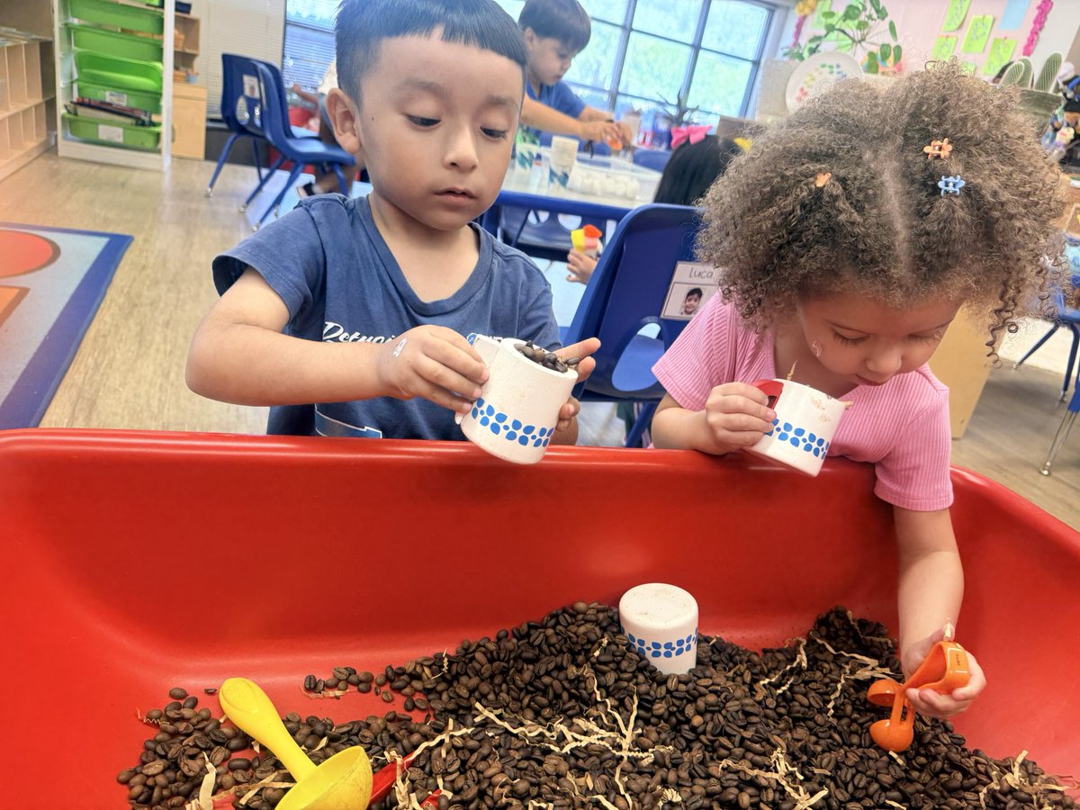 aericaplewa's tweet photo. Noticing how we learn with our senses in Pre-K - coffee beans 👃🖐🏼 👁️👂, jello paint 👃🖐🏼 👁️ 👅, sand writing 🖐🏼👁️ , and feeding the monster 👅 👁️!  When we make play intentional, the learning is everywhere. ✨ #risdprek #risddreamon @yaleroadrunners https://t.co/Srq9U1OzqZ