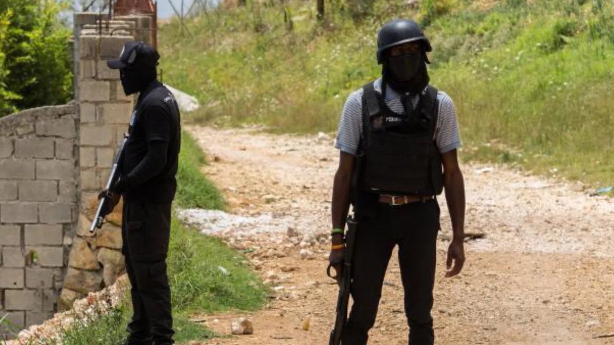 TracTerrorism's tweet photo. Government Forces are Distributing Humanitarian Food Assistance to Gangs in #Kenscoff, #Haiti
Read more: https://t.co/UToaWziX67 https://t.co/S87COF87n3