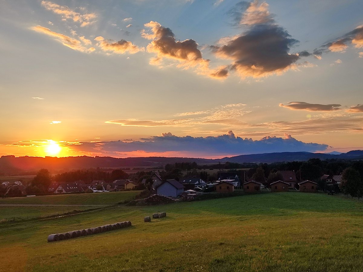Kubicowy's tweet photo. Dzisiejszy... #sunsetalert https://t.co/j1SGEFpkHW