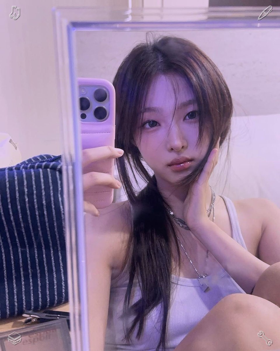 onigiri_chips's tweet photo. 😑Socks featuring star-patterned dots. Hidden underneath a heap of wrinkled wrapping paper, she uncovered a compact, decorative ebony chest, accented with gold and adorned with miniature lotus carvings. It felt surprisingly weightless, almost as though it contained only emptines https://t.co/AlJkQG9GGk