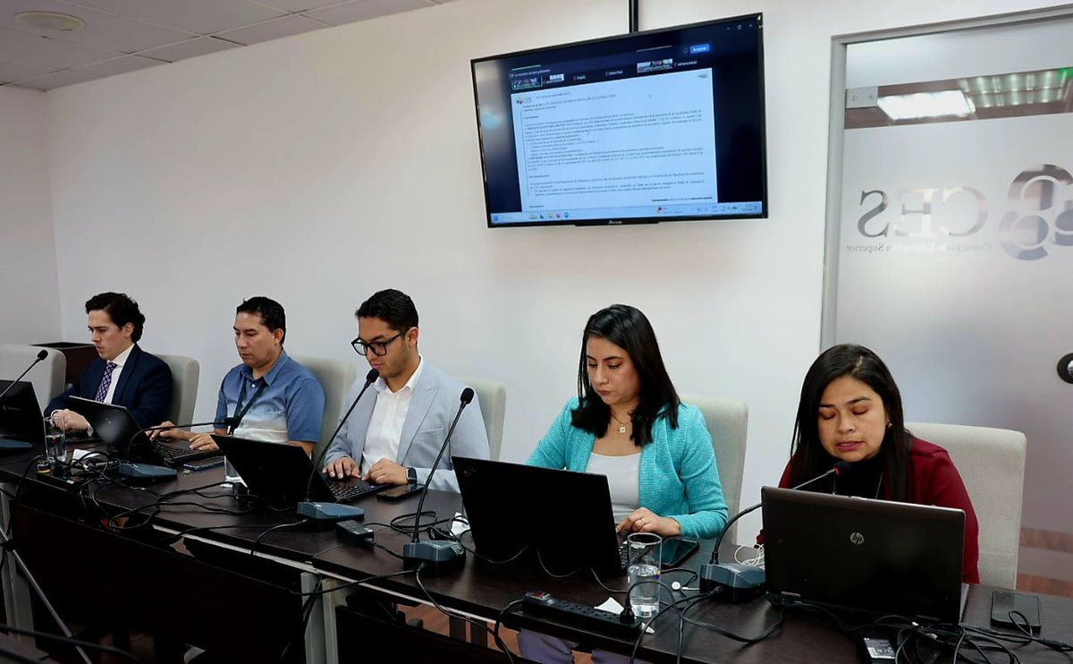 ces_ec's tweet photo. #SesionesCES | La consejera académica del CES, Carmita Álvarez, presidió la Vigésima Sexta Sesión Ordinaria de la Comisión Permanente de Universidades y Escuelas Politécnicas, con la participación de Ángela Calderón, consejera académica, y Melva Ruiz, delegada de la Secretaría General de la Administración Pública, Planificación y Gabinete - @PlanificacionEc.

➡️ Se conocieron ajustes curriculares sustantivos y no sustantivos presentados por varias instituciones de educación superior.