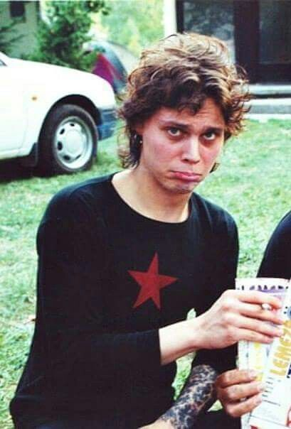 Htinhagostosa's tweet photo. ville valo usando blusa com o simbolo do PT deixando seu voto claro ao público https://t.co/SSbVmNiizH